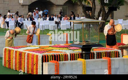 New Delhi, Indien. Oktober 2023. Buddhistische Mönche beten, während sie Mahatma Gandhi anlässlich seines 154. Geburtstages an seinem Denkmal Rajghat Respekt zollen. Gandhi Jayanti wird jedes Jahr am 2. Oktober gefeiert. Mahatma Gandhi, auch bekannt als der Vater der Nation, Bapu oder Mahatma, spielt eine Schlüsselrolle in der indischen Freiheitsbewegung und demonstrierte die Macht der Gewaltlosigkeit. Mit seinen Werten und Prinzipien inspirierte er Führungskräfte auf der ganzen Welt. (Foto: Naveen Sharma/SOPA Images/SIPA USA) Credit: SIPA USA/Alamy Live News Stockfoto