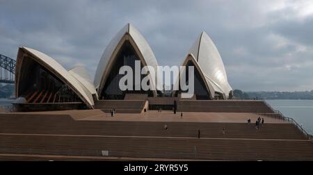 Design und Innovation, Sydney Opera House, Monumental Steps, Sails und Upper Podium. Die vordere Höhe, gesehen gegen den Hafen von Sydney, Australien Stockfoto