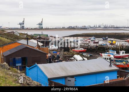 Ein Blick von Paddys Hole, Redcar mit den vertäuten Booten und dem industriellen Hintergrund. Ebbe Stockfoto