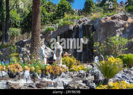 Mexiko-Stadt, CDMX, Mexiko, Ein Garten mit Blumen am Basílica de Nuestra Señora de Guadalupe. Nur redaktionell. Stockfoto