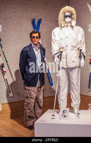 London, Großbritannien. Oktober 2023. Geoffrey Moore, Sir Rogers Sohn neben dem von Sir Roger Moore in A View to a Kill gekauften weißen Skianzug Bogner, Est 15.000-20.000 £ Credit: Paul Quezada-Neiman/Alamy Live News Stockfoto