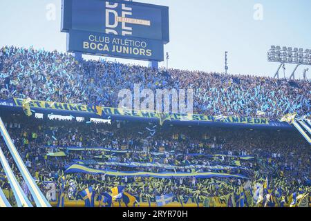 Buenos Aires, Argentinien. Oktober 2023. Fans der CA Boca Juniors während des Ligaspiels zwischen CA Boca Juniors und River Plate spielten am 1. Oktober 2023 im La Bombonera Stadium in Buenos Aires, Spanien. (Foto: Santiago Joel Abdala/PRESSINPHOTO) Credit: PRESSINPHOTO SPORTS AGENCY/Alamy Live News Stockfoto