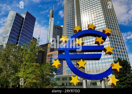Euroskulptur vor dem Eurotower, Frankfurt am Main, Hessen, Deutschland, Europa Stockfoto