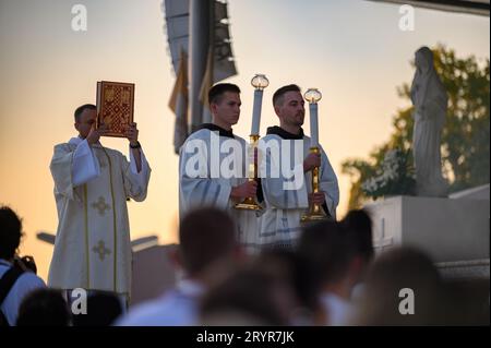 Das Buch der Evangelien wird feierlich während der Heiligen Messe getragen. Mladifest 2022, das Jugendfest in Medjugorje. Stockfoto