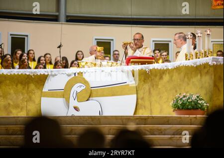 Die Eröffnungsmesse unter dem Vorsitz von Kardinal Juan José Omella. Mladifest 2022, das Jugendfest in Medjugorje. Stockfoto