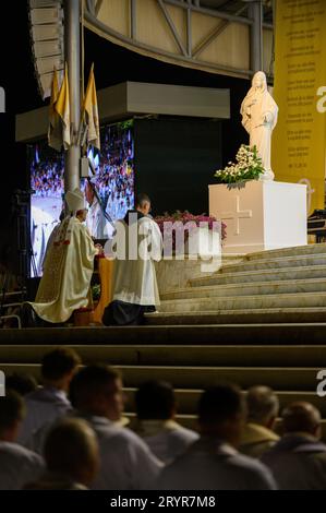 Kardinal Juan José Omella betet den Friedenskapelle vor der Marienstatue. Mladifest 2022, das Jugendfest in Medjugorje. Stockfoto