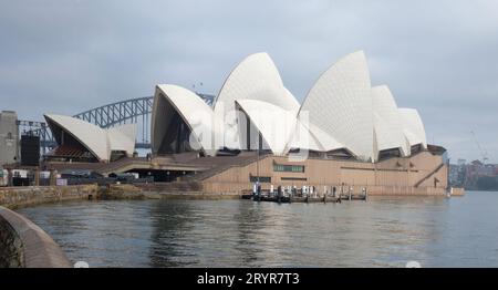 Sydney Opera House und Harbour Bridge im frühen Morgenlicht mit leichtem Nebel und weichem grauem Himmel, Sydney, New South Wales Stockfoto