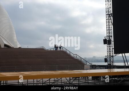 Die monumentalen Stufen am Opernhaus von Sydney, vom Vorplatz aus gesehen, über eine temporäre Bühne - Metallbarrieren und Lichtanlage an einem bewölkten Morgen Stockfoto