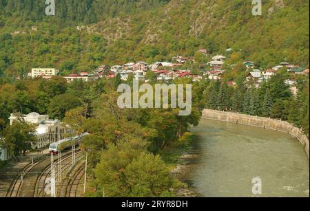 Wunderschöne Luftlinie von Borjomi Town mit Bahnhof Borjomi-Park, Region Samtskhe-javakheti, Georgia Stockfoto