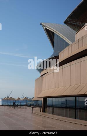Außenansicht des Operntheaters Sydney Opera House, Terrassen im nördlichen Foyer aus Granitplatten, Glaswand und Segel vom Northern Broadwalk aus Stockfoto