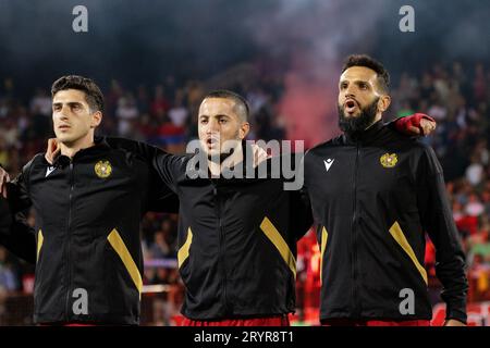 Eine Gruppe von Fußballspielern der armenischen Nationalmannschaft in einem Stadion, umgeben von einer Menge Fans Stockfoto
