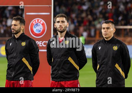 Eine Gruppe von Fußballspielern der armenischen Mannschaft in einem Stadion, umgeben von einer jubelnden Menge von Fans Stockfoto