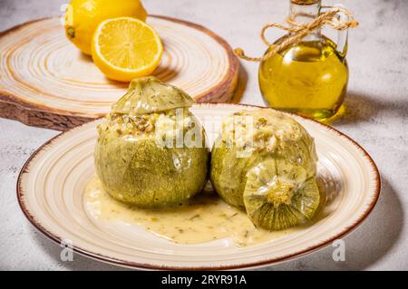 Hausgemachte gefüllte Zucchini mit Hackfleisch, Reis und Zitronensauce Stockfoto