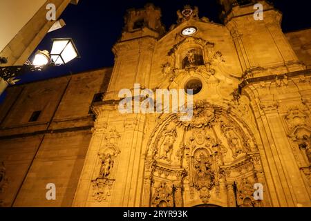 San Sebastian, Gipuzkoa, Spanien - 15. August 2023: Wunderschöne Fassade der Kirche Santa Maria del Coro bei Nacht Stockfoto