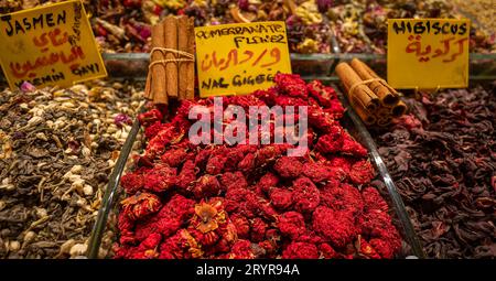 Rote getrocknete Granatapfelblüten auf einem Gewürzmarkt in Istanbul, Turkiye mit Ingwer, Hibiskus und Jasmin. Stockfoto