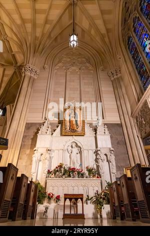 Das beeindruckende Innere von St. Patrick's Cathedral, eine katholische Kirche in Midtown, Manhattan, NYC Stockfoto