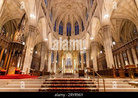 Das beeindruckende Innere von St. Patrick's Cathedral, eine katholische Kirche in Midtown, Manhattan, NYC Stockfoto