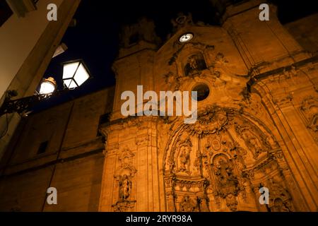 San Sebastian, Gipuzkoa, Spanien - 15. August 2023: Wunderschöne Fassade der Kirche Santa Maria del Coro bei Nacht Stockfoto