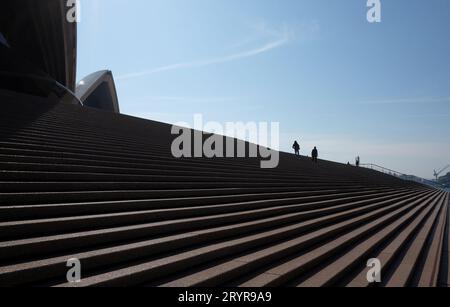 The Monumental Steps, am frühen Morgen im Sydney Opera House, die visuelle Wirkung des Ansatzes aus der Vision des Architekten Jørn Utzon Stockfoto