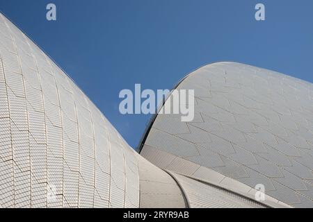 Schnittpunkt zweier der gekrümmten Betonschalen aus nächster Nähe, Außenverkleidung mit Chevron-gemusterten Fliesen, Sydney Opera House at 50, 2023. Stockfoto