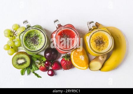 Set aus Obst- und Beerenmotys auf weißem Hintergrund. Konzept Sommer Lebensmittel Gesundheit Detox Stockfoto