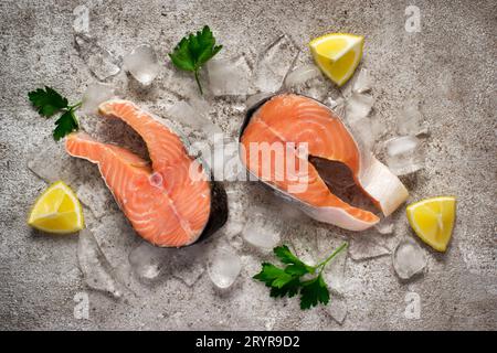 Frischer Lachsfisch. Rohe Lachssteaks auf Eis. Bis Stockfoto