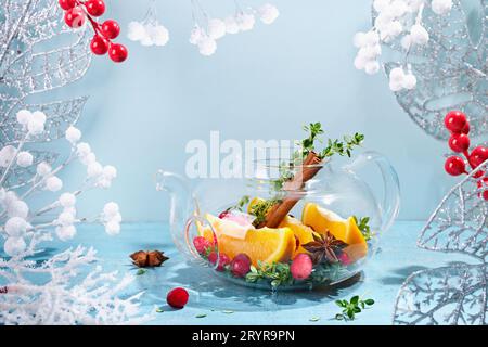 Immunitätssteigerungsgetränk. Wintertee mit Preiselbeeren, Orangen und Gewürzen in einer Teekanne aus Glas Stockfoto