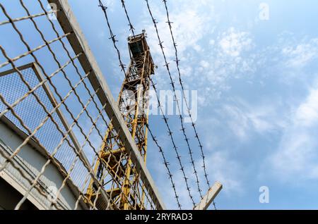 Zaun Stacheldraht und Wachturm an der Grenze zur Krim Stockfoto