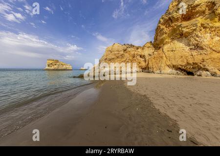 Panoramabild zwischen den Klippen von Praia do Prainha an der portugiesischen Algarve Stockfoto