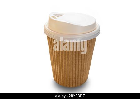 Großansicht der leeren einzelnen Kaffeetasse aus braunem Wellpapier mit weißem Deckel isoliert auf weißem Hintergrund. Stockfoto