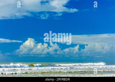 Wellen im farbenfrohen Meer, an einem sonnigen Tag Stockfoto