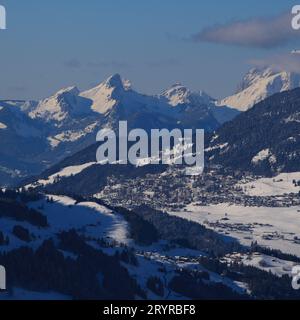 Schweizer Dorf Aigle im Winter. Stockfoto