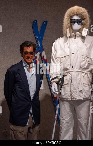 Bonhams, London, Großbritannien. Oktober 2023. Sir Roger Moore (1927–2017) spielte 007 in insgesamt sieben Filmen, mehr als jeder andere Schauspieler in der Serie, wobei er auch Fernsehsendungen wie The Saint (1962–1969) und The Persuaders (1971) aufnahm. Am 4. Oktober bietet Bonhams Lose aus seiner persönlichen Sammlung in einem Sonderverkauf am 4. Oktober an, dem 50. Jahrestag seines ersten Auftritts als 007. Die Lose beinhalten: Einen weißen Bogner-Skianzug, der für Sir Roger Moore in A View to a Kill, 1985 gekauft wurde, Schätzwert 15.000 - 25 000 £. Neben ihm ist Geoffrey Moore, Roger Moores Sohn. Quelle: Malcolm Park/Alamy Live News Stockfoto