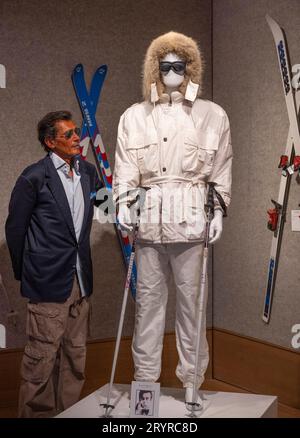 Bonhams, London, Großbritannien. Oktober 2023. Sir Roger Moore (1927–2017) spielte 007 in insgesamt sieben Filmen, mehr als jeder andere Schauspieler in der Serie, wobei er auch Fernsehsendungen wie The Saint (1962–1969) und The Persuaders (1971) aufnahm. Am 4. Oktober bietet Bonhams Lose aus seiner persönlichen Sammlung in einem Sonderverkauf am 4. Oktober an, dem 50. Jahrestag seines ersten Auftritts als 007. Die Lose beinhalten: Einen weißen Bogner-Skianzug, der für Sir Roger Moore in A View to a Kill, 1985 gekauft wurde, Schätzwert 15.000 - 25 000 £. Neben ihm ist Geoffrey Moore, Roger Moores Sohn. Quelle: Malcolm Park/Alamy Live News Stockfoto
