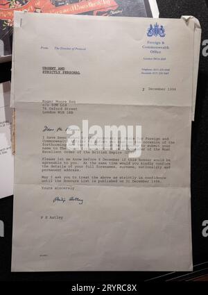 Bonhams, London, Großbritannien. Oktober 2023. Sir Roger Moore (1927–2017) spielte 007 in insgesamt sieben Filmen, mehr als jeder andere Schauspieler in der Serie, wobei er auch Fernsehsendungen wie The Saint (1962–1969) und The Persuaders (1971) aufnahm. Am 4. Oktober bietet Bonhams Lose aus seiner persönlichen Sammlung in einem Sonderverkauf am 4. Oktober an, dem 50. Jahrestag seines ersten Auftritts als 007. Ein Brief an Sir Roger Moore vom Foreign and Commonwealth Office, in dem er über seine CBE informiert wurde, vom 3. Dezember 1998, geschätzte £ 300 - £ 500. Quelle: Malcolm Park/Alamy Live News Stockfoto
