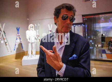 London, UK 2 Oct 2023 Roger MooreÕs Son, Geoffrey, steht neben einem Bogner White Skianzug, der für Roger Moore in A View to a Kill gekauft wurde, schätzt £ 15.000-25.000 Sir Roger Moore Auktion bei Bonhams dieser 180-Lose-Verkauf seiner persönlichen Sammlung wird direkt von der Familie Sir Roger MooreÕs angeboten. Quelle: Karl Black/Alamy Live News Stockfoto