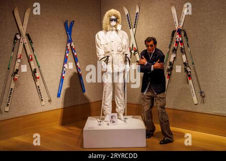 London, UK 2 Oct 2023 Roger MooreÕs Son, Geoffrey, steht neben einem Bogner White Skianzug, der für Roger Moore in A View to a Kill gekauft wurde, schätzt £ 15.000-25.000 Sir Roger Moore Auktion bei Bonhams dieser 180-Lose-Verkauf seiner persönlichen Sammlung wird direkt von der Familie Sir Roger MooreÕs angeboten. Quelle: Karl Black/Alamy Live News Stockfoto