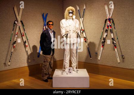 London, UK 2 Oct 2023 Roger MooreÕs Son, Geoffrey, steht neben einem Bogner White Skianzug, der für Roger Moore in A View to a Kill gekauft wurde, schätzt £ 15.000-25.000 Sir Roger Moore Auktion bei Bonhams dieser 180-Lose-Verkauf seiner persönlichen Sammlung wird direkt von der Familie Sir Roger MooreÕs angeboten. Quelle: Karl Black/Alamy Live News Stockfoto