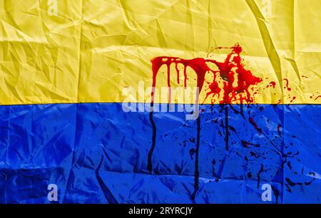 Blutflecken auf der Flagge der Ukraine Stockfoto