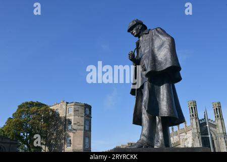 Edinburgh Schottland, Vereinigtes Königreich 02. Oktober 2023. Die Sherlock Holmes Statue am Picardy Place, die den Geburtsort des Schriftstellers Sir Arthur Conan Doyle darstellt. Credi Stockfoto