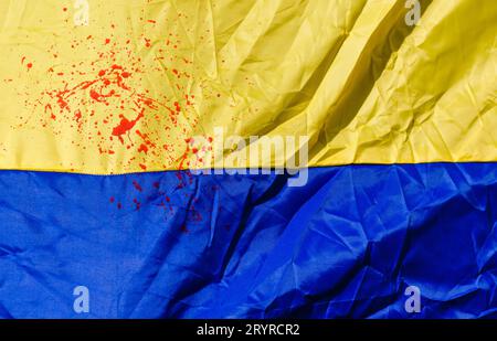 Blutflecken auf der Flagge der Ukraine Stockfoto