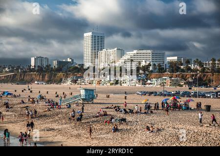 Santa Monica, CA, USA - 17. September 2023: Santa Monica Beach voller Strandbesucher bei Sonnenuntergang - Blick vom Pier Stockfoto