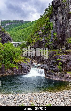 Kleiner Wasserfall in einem Bach Stockfoto