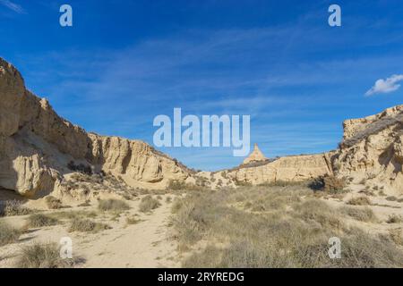 Castil de tierra ist eine berühmte berühmte berühmte Felsformation in der Wüstenlandschaft von Bardenas Reales, von Barranco de las Cortinas, Arguedas, Navarra, Spanien aus gesehen Stockfoto