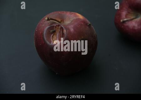 Verrottete Äpfel auf schwarzem Hintergrund, dunklere Sicht Stockfoto