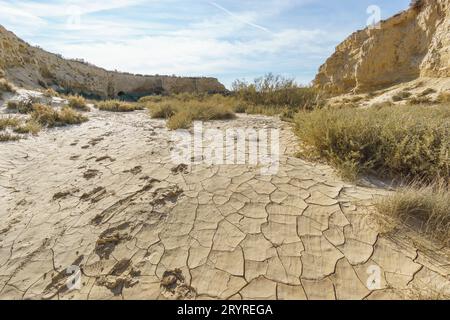 Trocknen Sie das Flussbett von Barranco de las Cortinas in der Wüstenlandschaft von Bardenas Reales, Arguedas, Navarra, Spanien Stockfoto