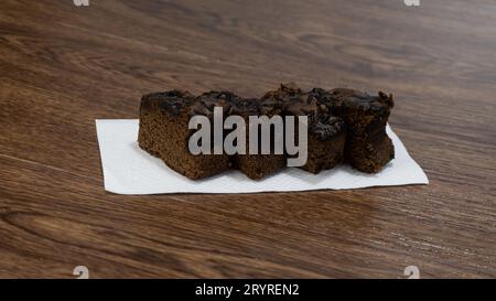 Schokoladen-Brownie-Kuchen auf Holztisch serviert Stockfoto