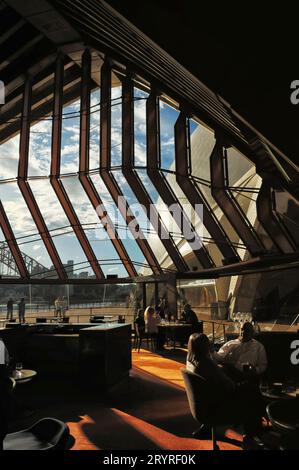 Blick von innen auf den Barbereich im Bennelong Restaurant im Sydney Opera House, Concert Hall Sails und Sydney Harbour Bridge an einem sonnigen Tag Stockfoto