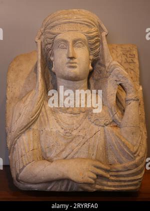 Beerdigtes Hochrelief-Witzweibchen-Porträt. 3. Jahrhundert n. Chr. Kalkstein. Aus Palmyra, Syrien. Barracco Museum of Antique Sculpture. Rom. Italien. Stockfoto