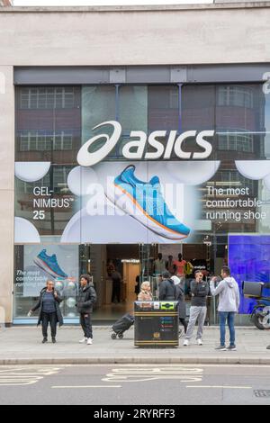 London, Großbritannien - 9. Mai 2023 : Asics-Geschäft in London. ASICs ist ein japanisches multinationales Unternehmen, das Sportbekleidung herstellt. Stockfoto